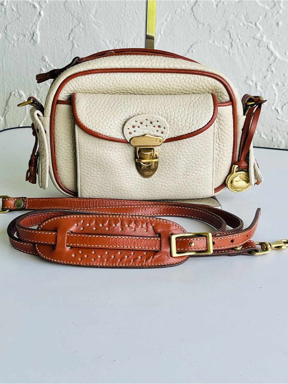VINTAGE DOONEY AND BOURKE SMALL CREAM/BEIGE AND  TAN  TRIM CROSSBODY CAMERA BAG